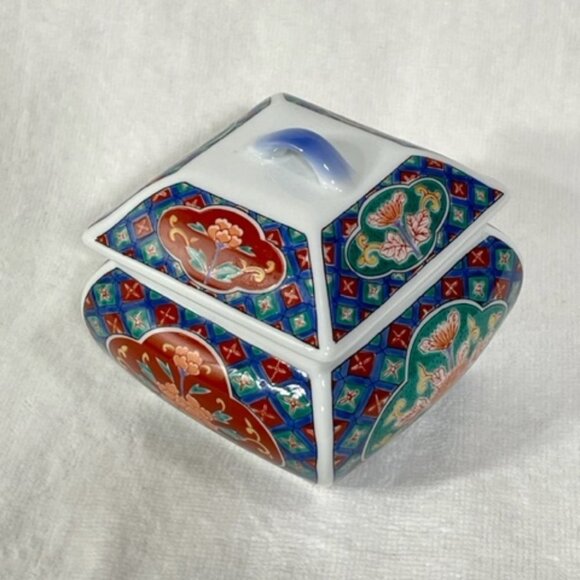Arita Imari porcelain trinket box. - Picture 2 of 7